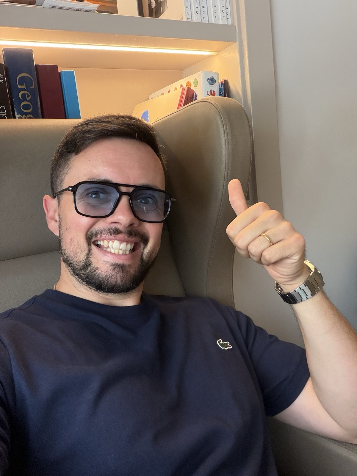 Alex Baño sonriendo y levantando el pulgar