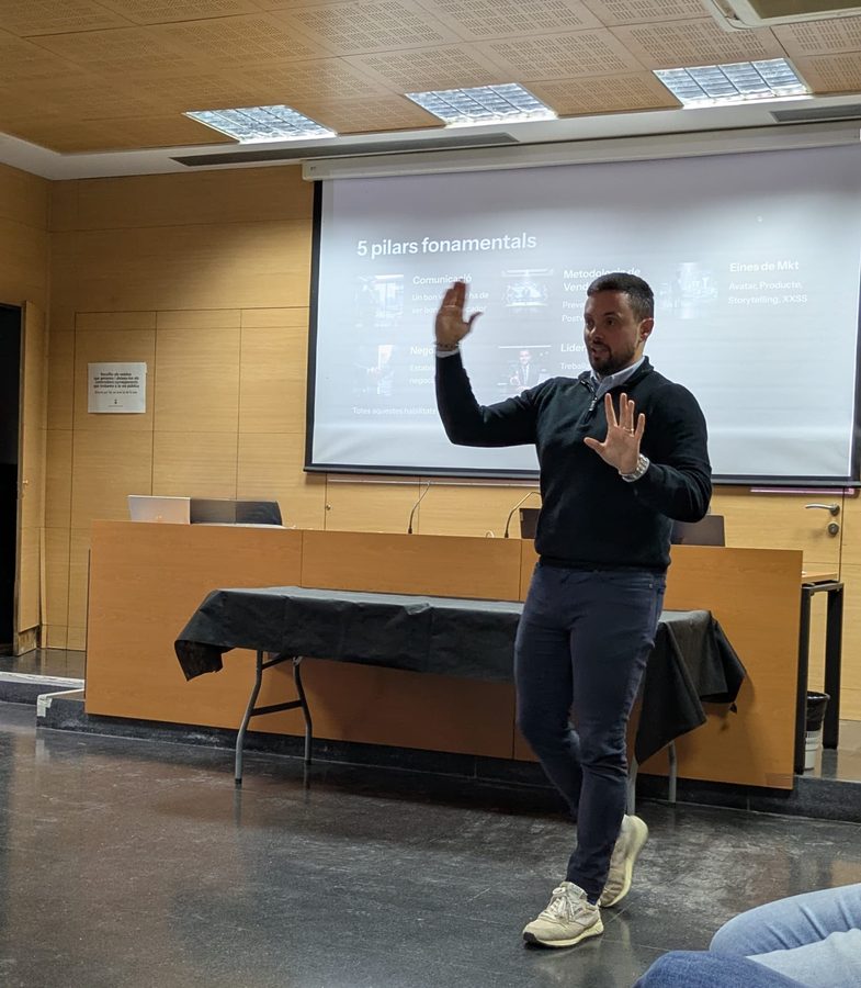 Alex Baño impartiendo formación de closers de ventas